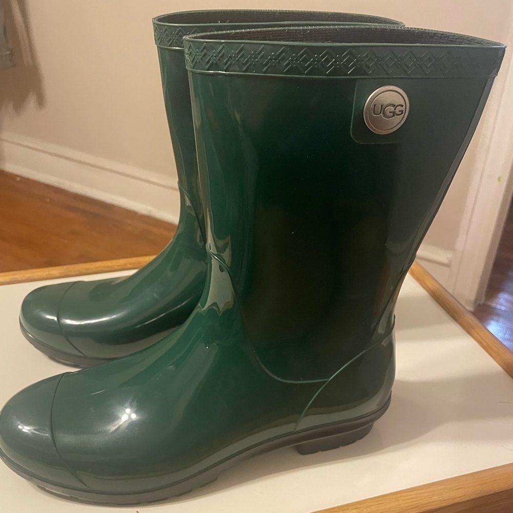UGG short rain boots